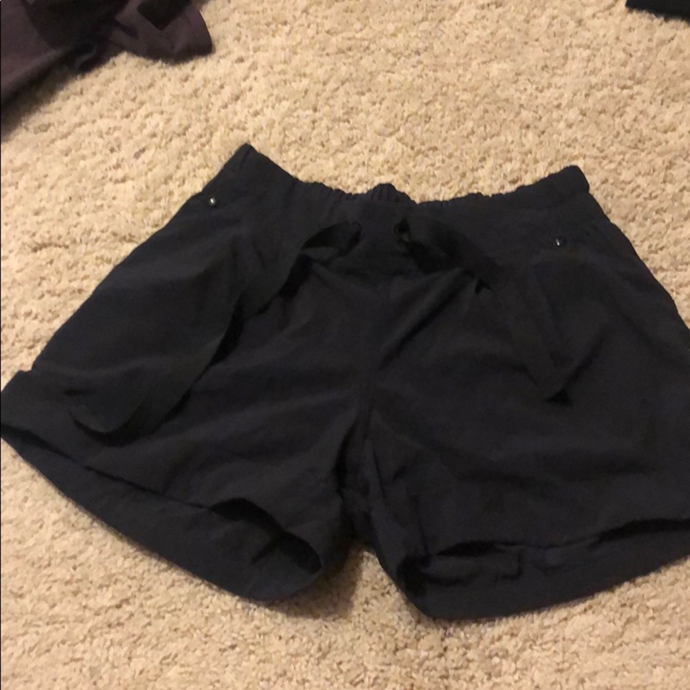 Black tie Lululemon shorts